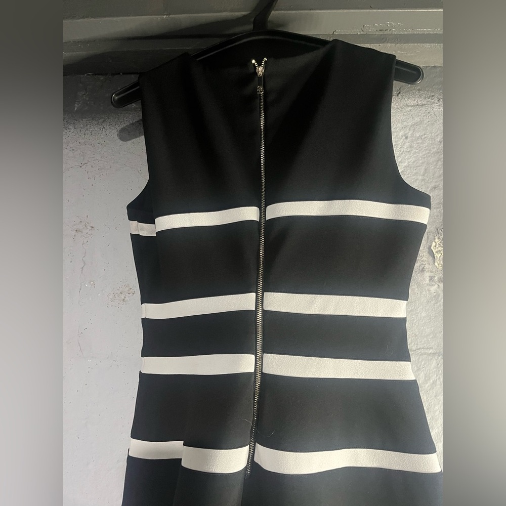 Classic fit and flare Tommy Hilfiger dress. Black and white sz 6 - Picture 2 of 5
